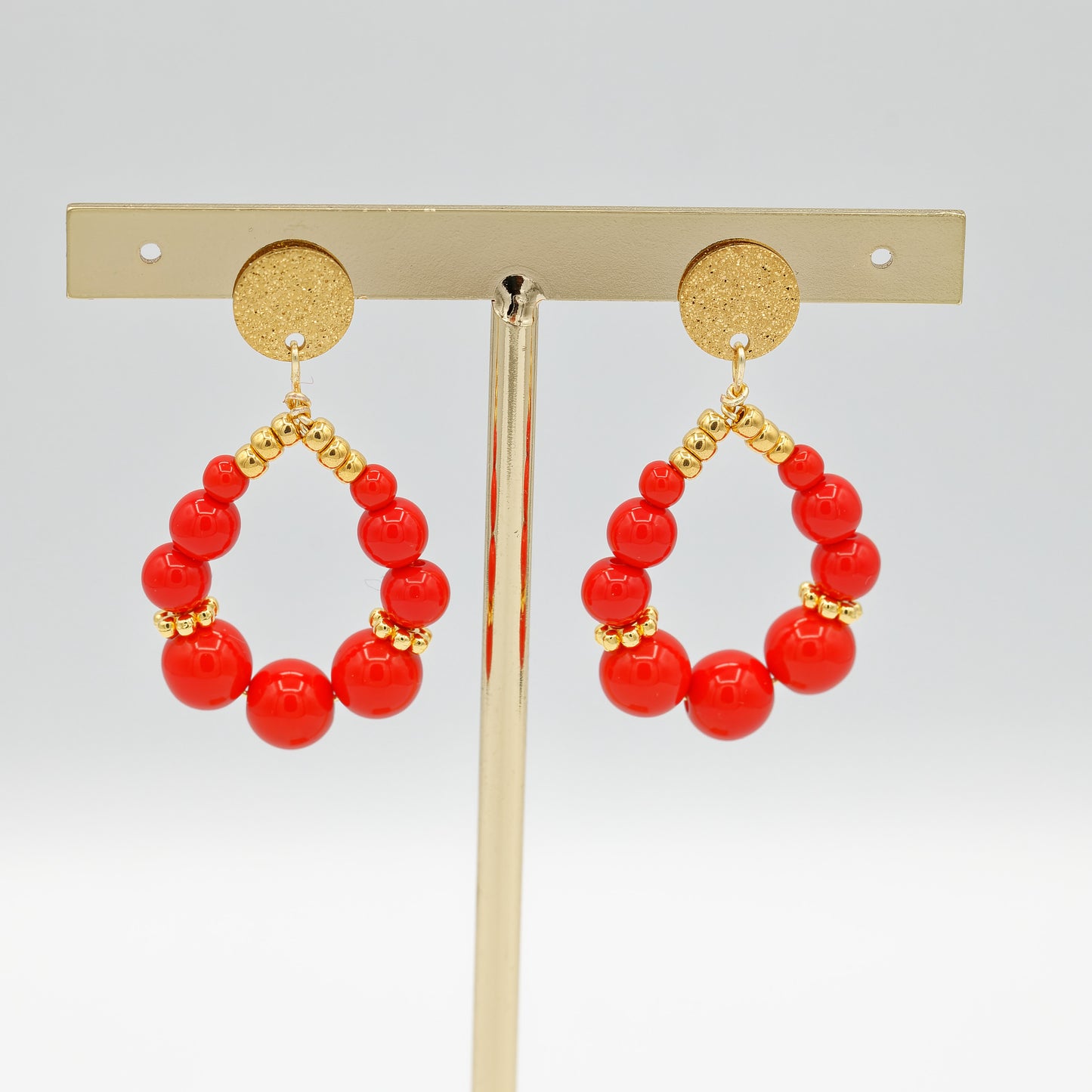 Boucles d'oreilles forme goutte perlée rouge et dorée